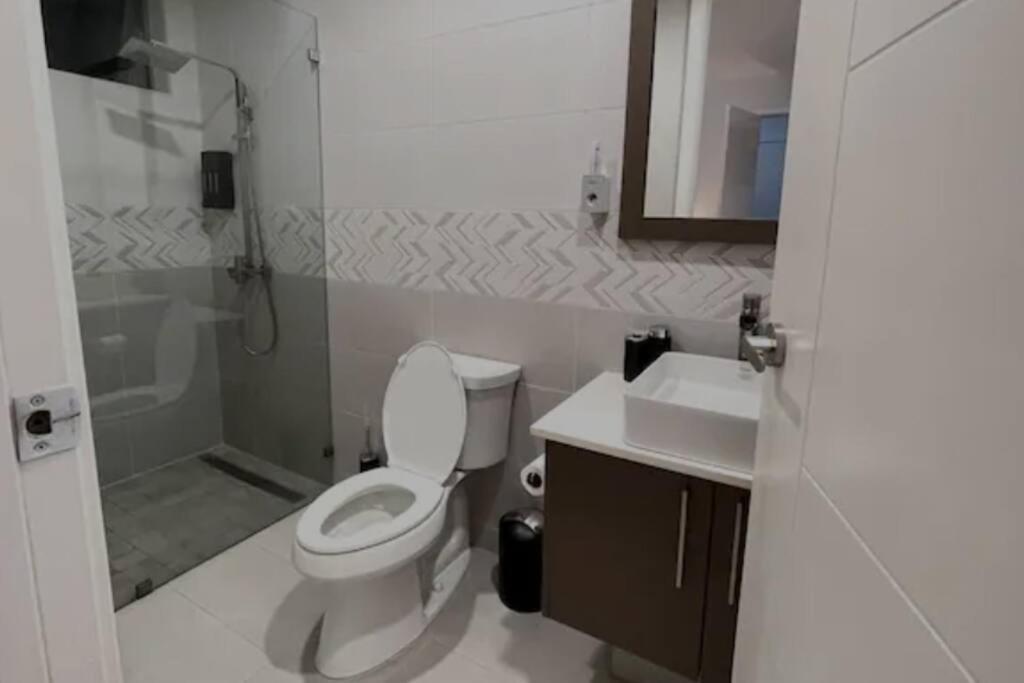 Parkhurst Lux Condo Near Devon House Кингстон Экстерьер фото