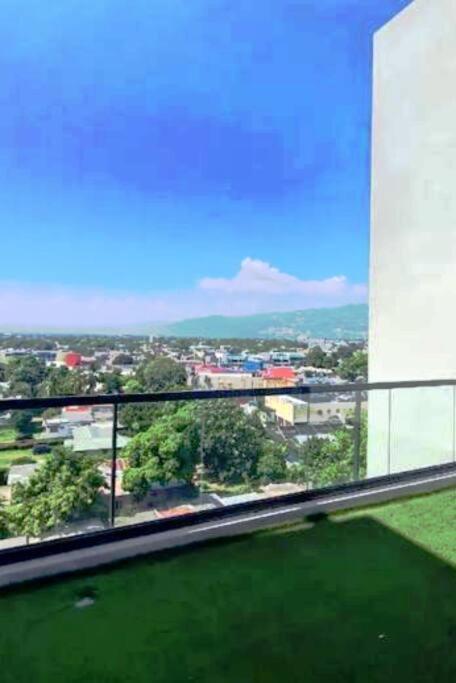 Parkhurst Lux Condo Near Devon House Кингстон Экстерьер фото